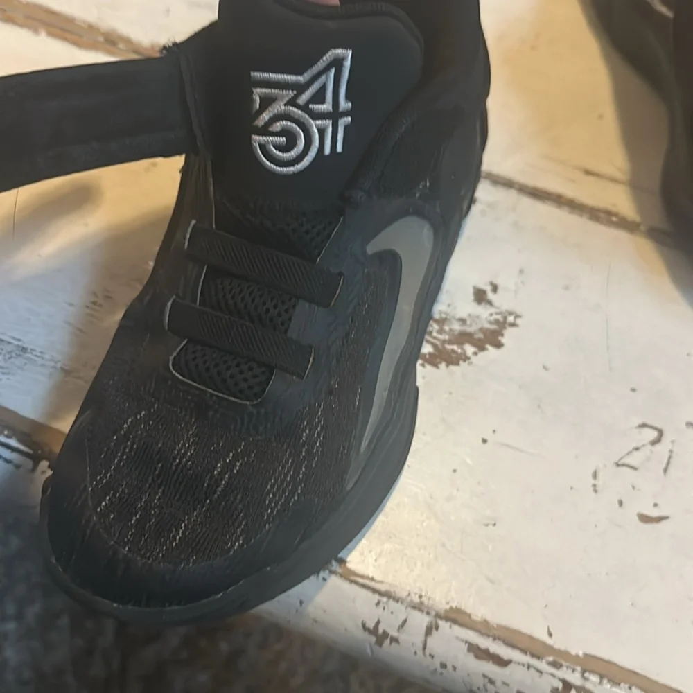 Nike black youth size 2.5 basketball shoes - Picture 5 of 7